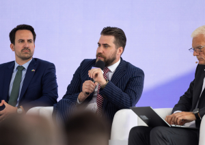 IZM parlamentārais sekretārs Dāvis Mārtiņš Daugavietis piedalās diskusijā