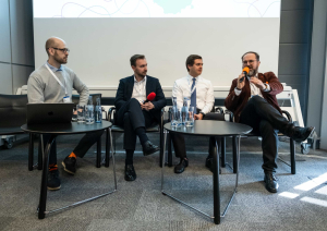 Paneļdiskusija “Nākotnes inovācijas – Baltijas valstu perspektīva”. No kreisās: moderators Sīms Kinnass (Siim Kinnas), Igaunijas pārstāvis Sīms Ēriks Akermans (Siim Erik Akermann), Latvijas pastāvīgās pārstāvniecības ES padomnieks pētniecības un kosmosa jautājumos Aleksandrs Mārtiņš Blūms, Lietuvas pārstāvis Tadas Tumens (Tadas Tumėnas). Publicitātes foto: EUREKA.