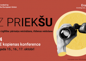 Uz sarkana fona uzraksts "Uz priekšu", kas ir EPALE konferences nosaukums. Uz dzeltena apļa fona redzama cilvēka roka, kas tur binokli