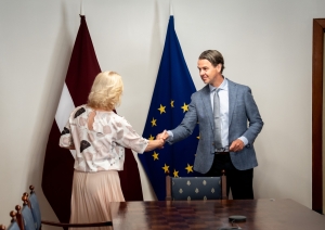 OECD Izglītības un prasmju direktorāta politikas analītiķis Marko Kols (Marco Cools) un Izglītības un zinātnes ministre Ilze Indriksone paspiež rokas