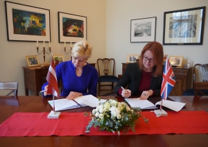 Izglītības un zinātnes ministre Anda Čakša un British Council pārstāvniecības Latvijā vadītāja Zane Matesoviča paraksta sadarbības memorandu
