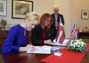 Izglītības un zinātnes ministre Anda Čakša un British Council pārstāvniecības Latvijā vadītāja Zane Matesoviča paraksta sadarbības memorandu
