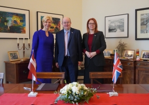 Izglītības un zinātnes ministre Anda Čakša un British Council pārstāvniecības Latvijā vadītāja Zane Matesoviča paraksta sadarbības memorandu