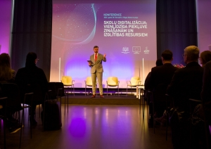 Konferences moderators Artis Ozoliņš atklāj konferenci