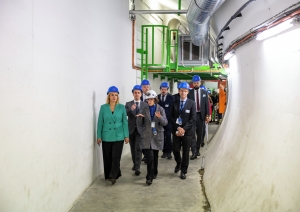 Premjerministre Evika Siliņa un citi Latvijas delegācijas pārstāvji zilās kiverēs iet pa CERN gaiteni
