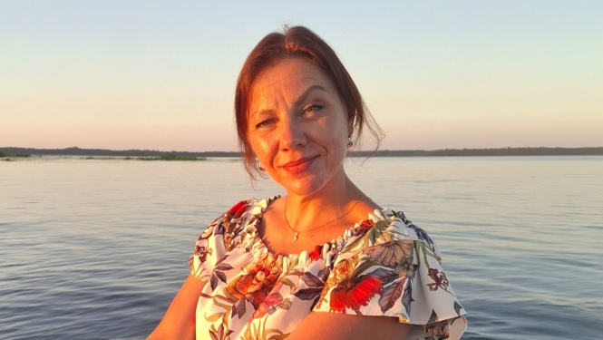 Jana Biezā saulrietā pie ezera
