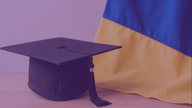 Ukrainas karogs un absolventa cepurīte