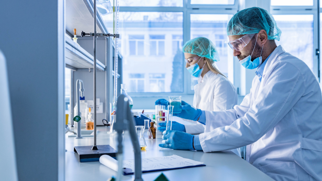 Cilvēki laboratorijā pēta vielas, veic pētījumus