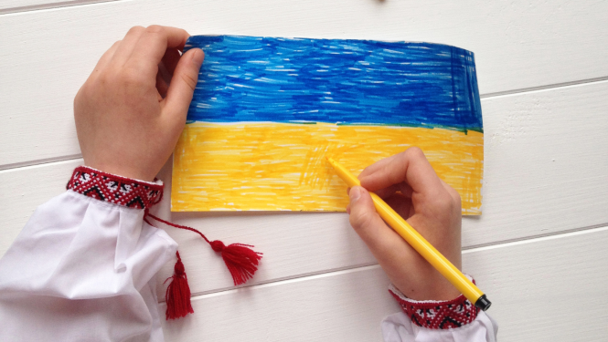 Bērns krāso Ukrainas karogu