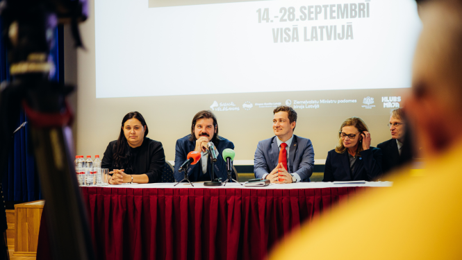 Konferences dalībnieki, tostarp IZM valsts sekretārs Jānis Paiders
