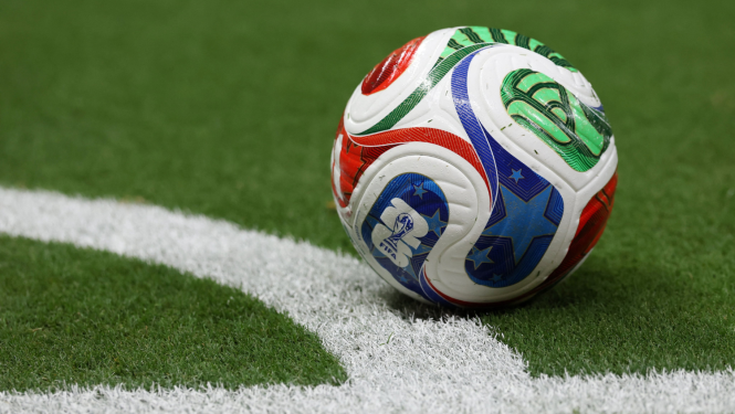 FIFA futbola bumba uz laukuma