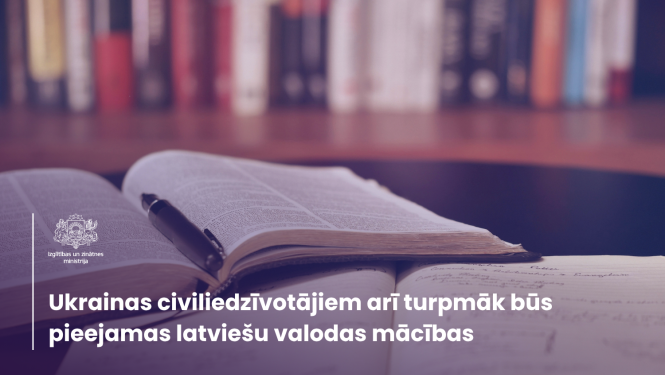 Uz galda stāv grāmatas, uz grāmatas pildspalva. Tekstā "Ukrainas civiliedzīvotājiem arī turpmāk būs pieejamas latviešu valodas mācības"