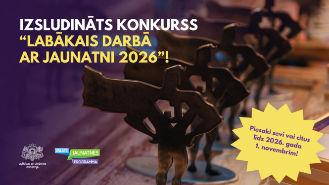 Uz galda izkārtotas konkursa "Labākais darbā ar jaunatni" balvas. Tekstā: "Izsludināts konkurss "Labākais darbā ar jaunatni 2026". Pieteikšanās datums."