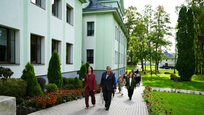 Semināra dalībnieki dodas uz diskusiju Malnavas koledžā