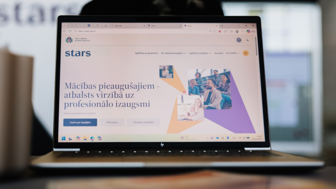 Uz galda stāv portatīvais dators, datorā atvēra tīmekļvietne stars.gov.lv
