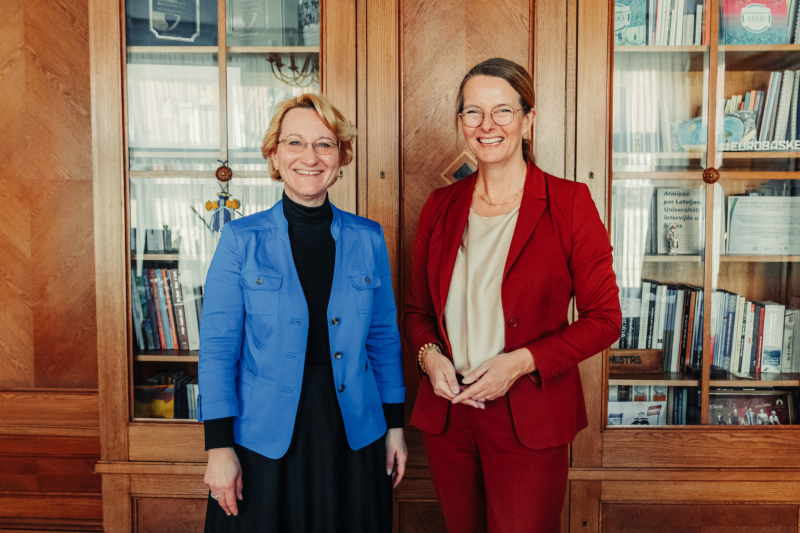 izglītības un zinātnes ministre Dace Melbārde un Mēklenburgas-Priekšpomerānijas federālās zemes zinātnes, kultūras, federālo un Eiropas lietu ministri Bettinu Martinu (Bettina Martin). 