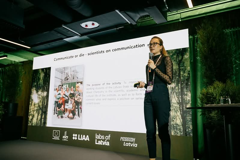 Daniela Godiņa prezentē darbu