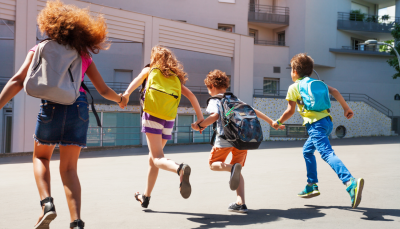 Četri bērni sadevušies rokās skrien