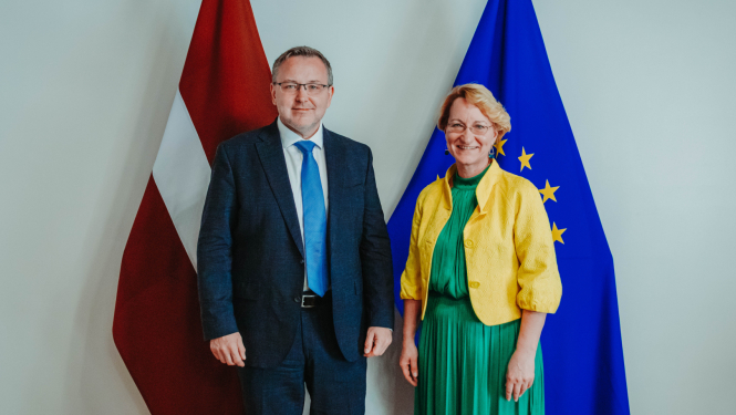 Izglītības un zinātnes ministre Dace Melbārde ar Kanādas vēstnieku Latvijā Braienu Svorku (H.E. Brian Szwarc)