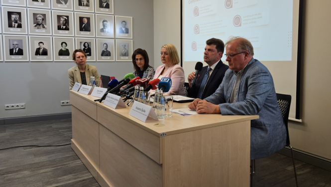 Preses konferences dalībnieku kopbilde 08.07.2025.