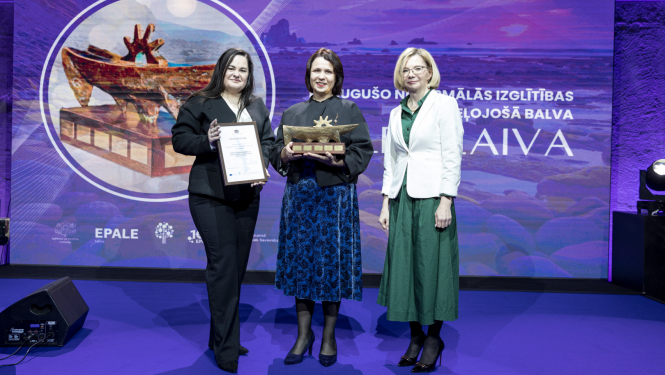 EPALE projekta vadītāja Oksana Soročina, Dobeles Pieaugušo izglītības un uzņēmējdarbības atbalsta centra vadītāja Monta Mantrova, IZM Profesionālās un pieaugušo izglītības departamenta direktora vietniece Ieva Suškeviča