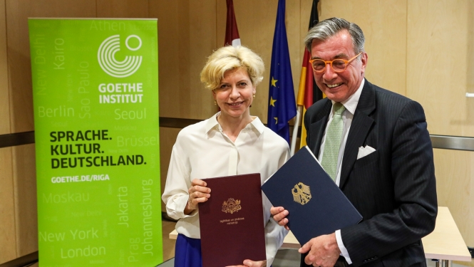 Izglītības un zinātnes ministre Anda Čakša un Vācijas Federatīvās Republikas vēstnieks Latvijā Kristians Helts