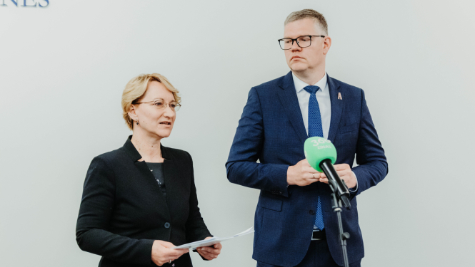 IZM ministre Dace Melbārde ar Rīgas domes priekšsēdētāja vietnieku izglītības, kultūras, sporta un ģimeņu politikas jautājumos Vilni Ķirsi