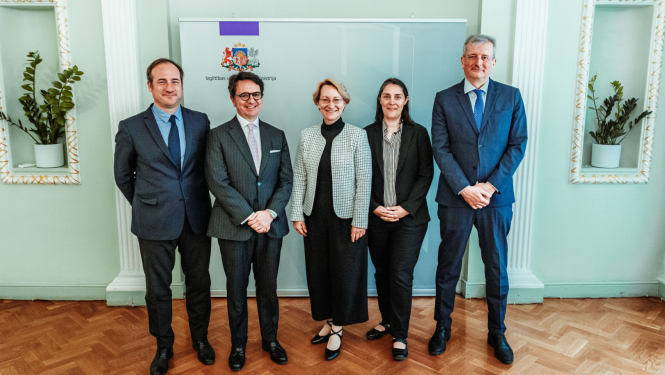 Izglītības un zinātnes ministre Dace Melbārde ar Spānijas vēstnieku Latvijā Manuelu Alamu Orenesu (Manuel Alhama Orenes), Ārlietu ministrijas Spāņu valodas pasaulē nodaļas ģenerāldirektoru Giljermo Eskribano Manzano (Guillermo Escribano Manzano) un izglītības ekspertiem.
