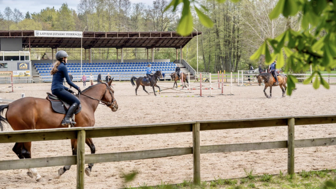 Jātnieki uz zirgiem jāšanas sporta skolā ''Kleisti'' 