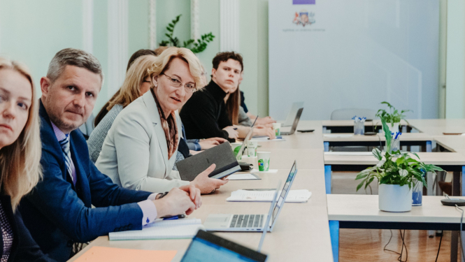 Izglītības un zinātnes ministre Dace Melbārde un IZM darbinieki Jaunatnes konsultatīvās padomes sēdē