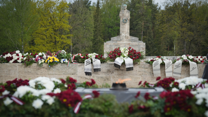 Rīgas Brāļu kapi ar novietotiem ziediem un ziedu vainagiem