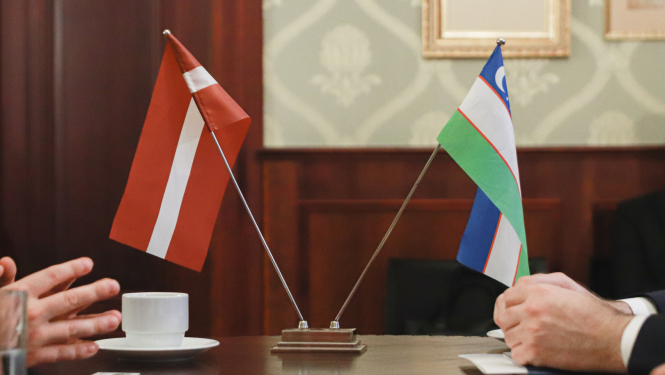 Latvijas un Uzbekistānas karogs