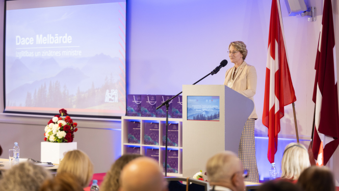 Izglītības un zinātnes ministre Dace Melbārde uzrunā konferences dalībniekus