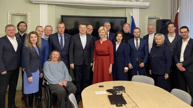 ministre kopā ar sporta federāciju pārstāvjiem pozē bildei