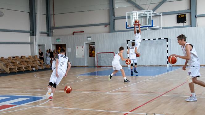 Ar Eiropas Savienības fondu atbalstu Jelgavas tehnikumā atklāta jauna sporta halle