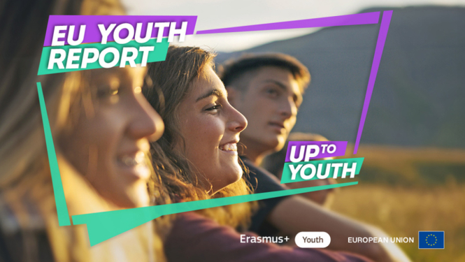 Jaunieši sēž pļavā. Erasmus+, Youth un European Union logo ansamblis. 