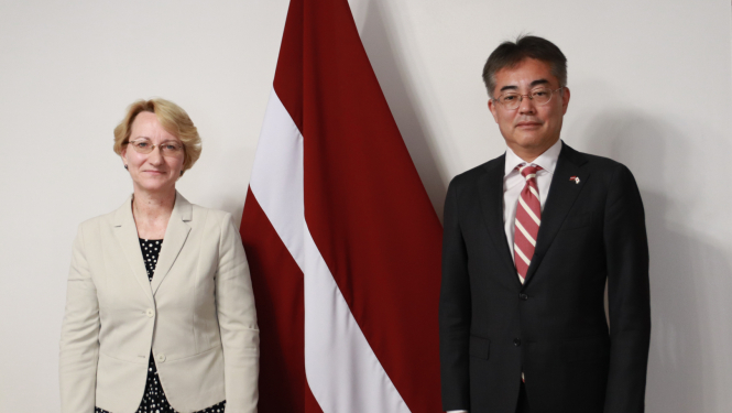 izglītības un zinātnes ministre Dace Melbārde un Japānas vēstnieks Latvijā Kensuke Jošidu