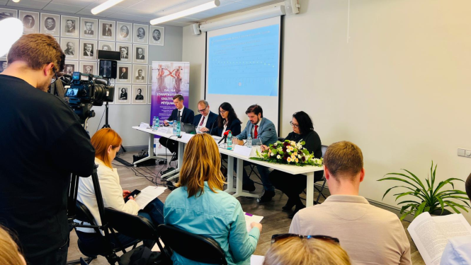 OECD preses konferences dalībnieki un klausītāji