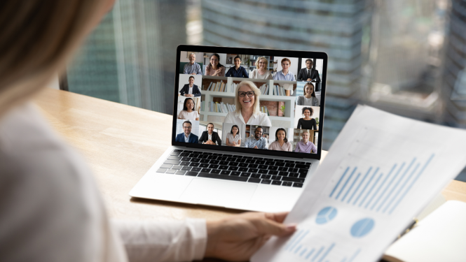 Uz galda stāv dators, tajā notiek online seminārs