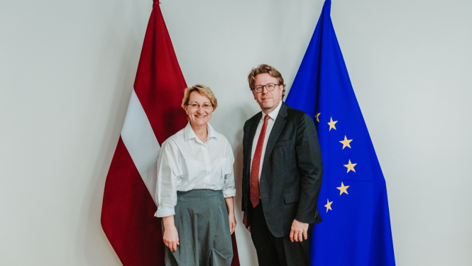 Izglītības un zinātnes ministre Dace Melbārde ar Francijas vēstnieku Latvijā V.E. Manuelu Lafonu Rapnuiju (Manuel Lafon Rapnouil)