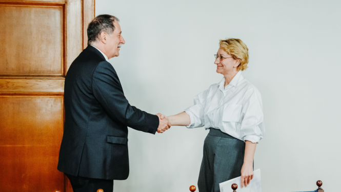 IZM ministre Dace Melbārde un Rumānijas ārkārtējo un pilnvaroto vēstnieku Latvijā V.E. Serdžu Nistoru (Sergiu Nistor)