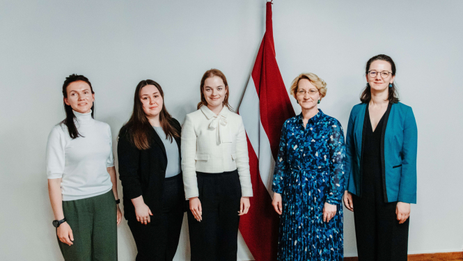 Izglītības un zinātnes ministre Dace Melbārde ar biedrības “Latvijas Jaunatnes padome” (LJP) pārstāvjiem