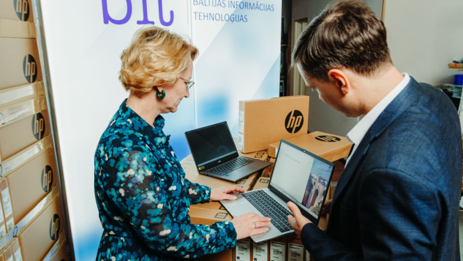 Izglītības un zinātnes ministre Dace Melbārde pēta HP firmas portatīvo datoru