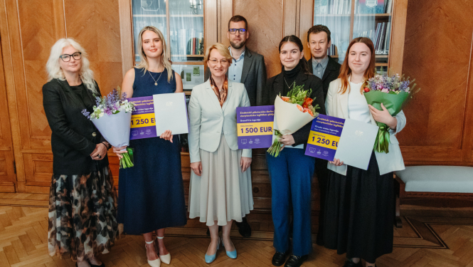 Kopbilde ar uzvarētājiem, kas piedalījās studentu zinātniski pētniecisko darbu konkursā par starptautiskajiem izglītības pētījumiem
