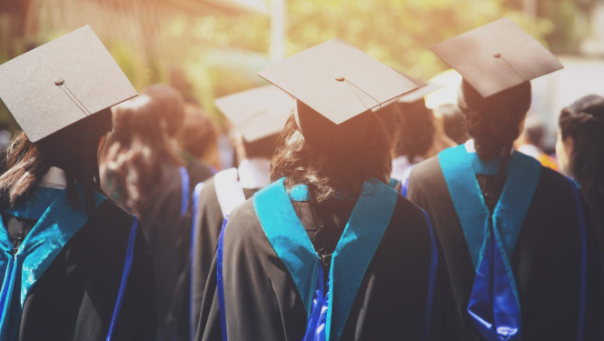 Studenti saģērbušies mantijās