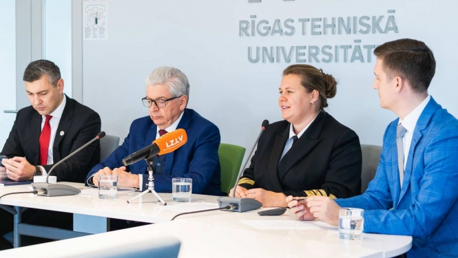 Informatīvajā pasākumā par LJA pievienošanu RTU stāstīja (no kreisās) IZM Augstākās izglītības, zinātnes un inovāciju departamenta direktors Dmitrijs Stepanovs, RTU rektors Leonīds Ribickis, LJA rektore Kristīne Carjova un RTU attīstības prorektors Artūrs Zeps. Foto: Vitālijs Vinogradovs, RTU