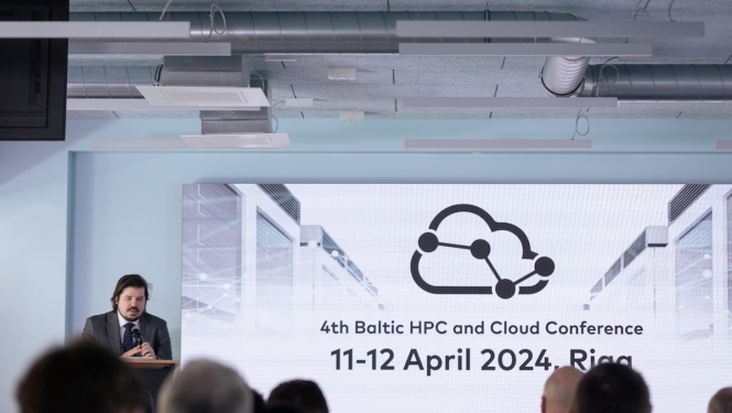 Baltic HPC konference. Auditorijas priekšā uzstājas Jānis Paiders.