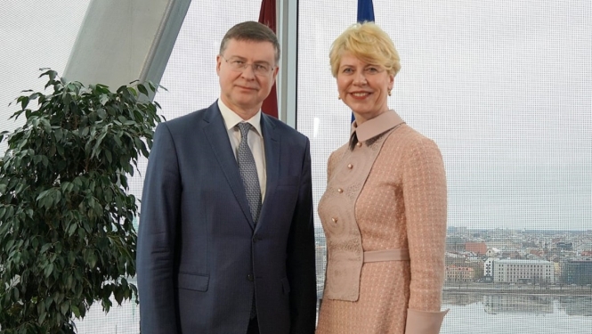 Izglītības un zinātnes ministre Anda Čakša un Eiropas Komisijas priekšsēdētājas izpildvietnieks Valdis Dombrovskis
