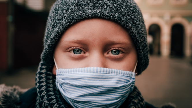 Bērns ar sejas masku