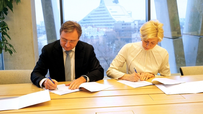 LU rektors profesors Gundars Bērziņš un izglītības un zinātnes ministre Anda Čakša paraksta līgumu par institucionālā finansējuma ieviešanu.